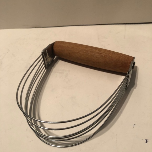 Vintage pastry dough cutters to cut lard into flour for that perfect pie. - Picture 4 of 9